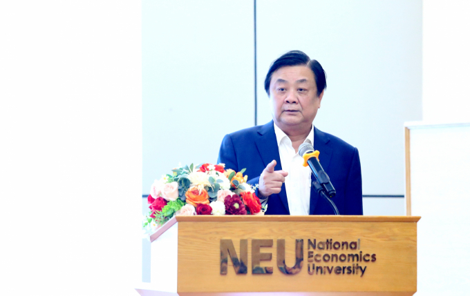 Bộ trưởng Bộ NN-PTNT Lê Minh Hoan chia sẻ tại Toạ đàm về chủ đề Kinh tế và kinh doanh nông nghiệp do Đai học Kinh tế Quốc dân tổ chức. Ảnh: Minh Phúc.