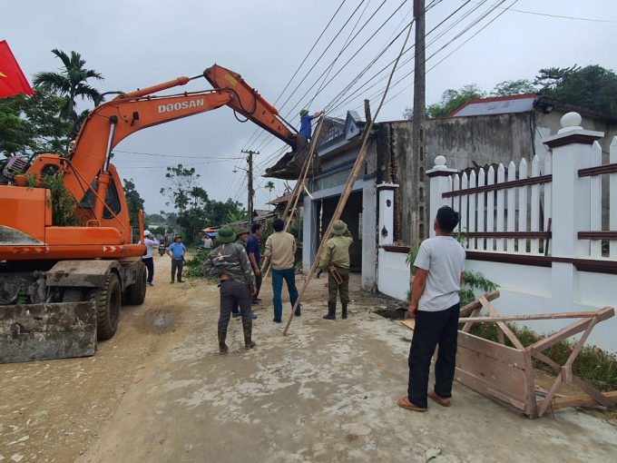 Người dân tự nguyện phá tường rào, vật kiến trúc góp phần xây dựng tuyến đường. Ảnh: Trần Tiến Hưng. 
