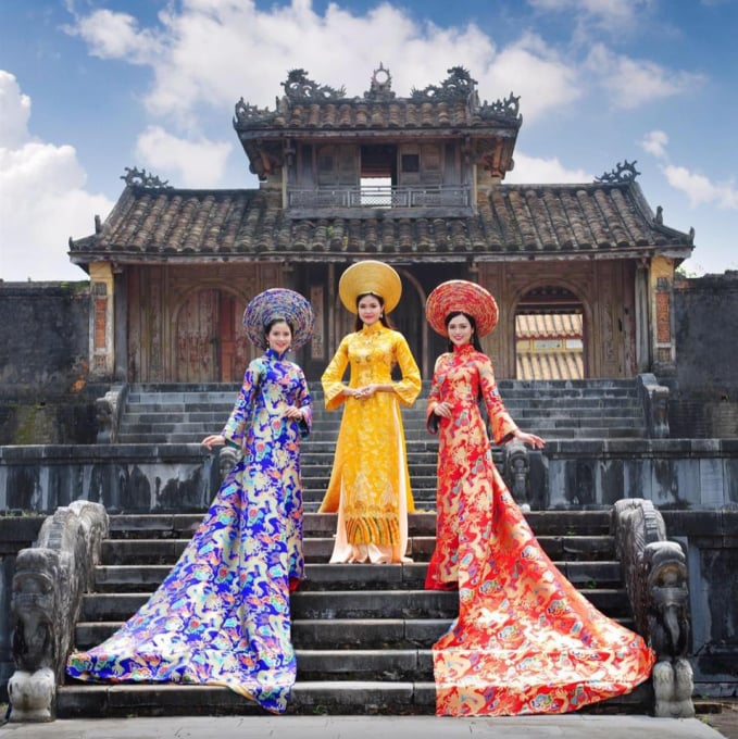 1-ao-dai-1253_20211124_151.jpg Vẻ đẹp áo dài ở cố đô Huế.