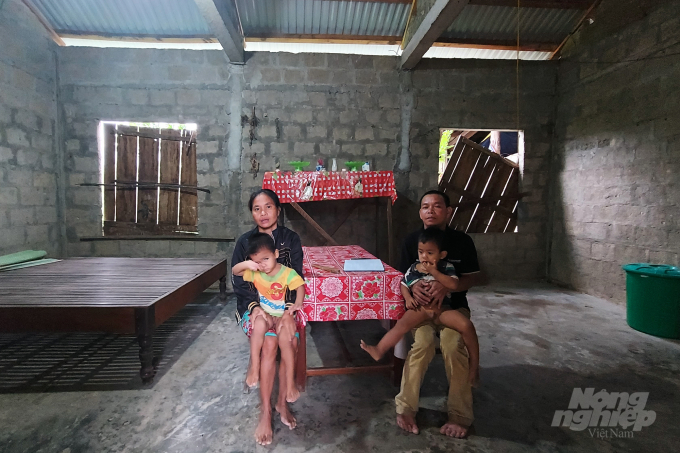 Nhà anh Ninh không có đất sản xuất, không có trâu bò, không có tài sản gì đáng giá nhưng vẫn được cho thoát nghèo. Ảnh: VD.