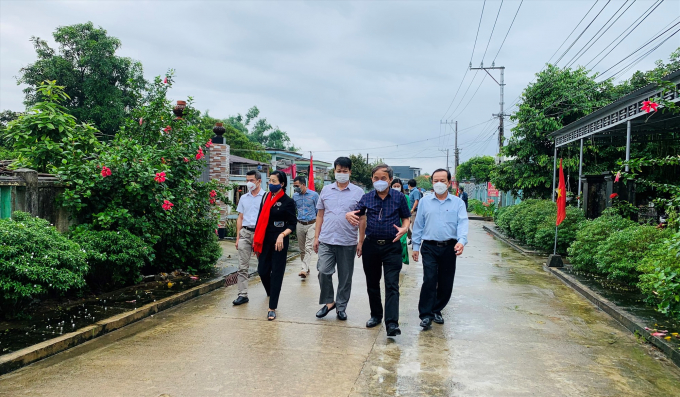 3-1012_20211123_653.jpeg Đoàn công tác Trung ương kiểm tra một khu dân cư NTM kiểu mẫu ở huyện Duy Xuyên. Ảnh: L.K.