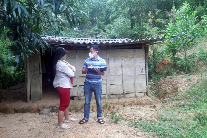 Gia đình chị Hồ Thị Nguôn tại thôn A Chi – Hương Sơn, xã A Roàng phải ăn cơm độn sắn nhiều tháng trong năm nhưng vẫn không thuộc diện hộ nghèo. Ảnh: TT.