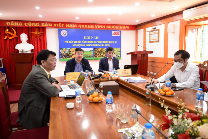 watermark_ddt_0951-1719_20211201_696.jpg Văn phòng SPS Việt Nam phối hợp Báo Nông nghiệp Việt Nam tổ chức buổi phổ biến các quy định, cam kết về SPS trong Hiệp định EVFTA với châu Âu sáng 1/12. Ảnh: Tùng Đinh.