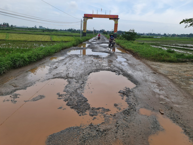1-2319_20211208_122.jpg Một trong những tuyến đường dân sinh sau khi được nhà thầu mượn để thi công cao tốc Đà Nẵng - Quảng Ngãi bây giờ đã hư hỏng, xuống cấp trầm trọng với chi chít ổ voi, ổ gà. Ảnh: L.K.