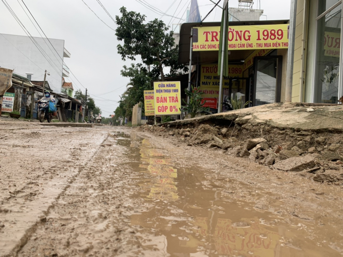 3-2319_20211208_168.jpg Người dân địa phương sống gần các tuyến đường dân sinh hư hỏng thường xuyên phải chịu cảnh nắng thì bụi mù, mưa thì lầy lội. Ảnh: L.K.