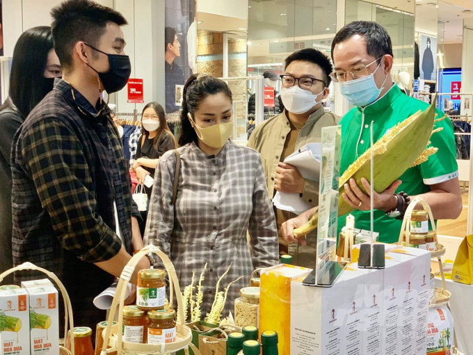 Quảng bá sản phẩm Sokfarm tại Phiên chợ Xanh tử tế. Ảnh: BSA.