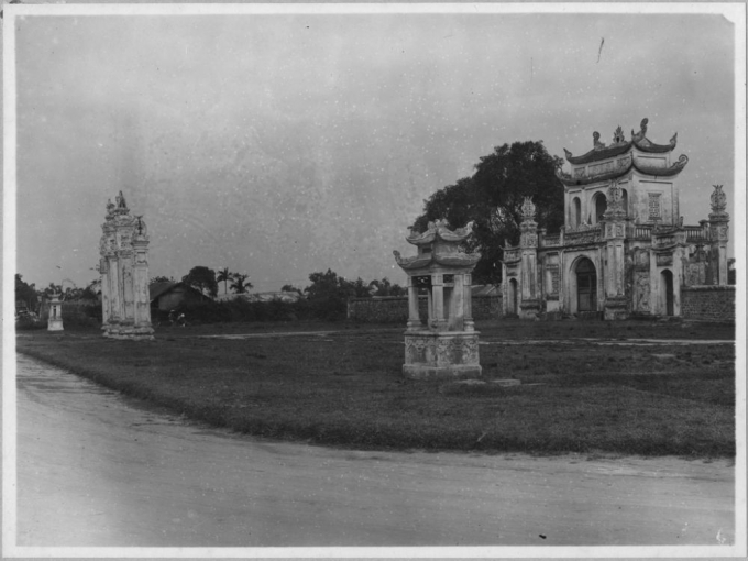 19283345van_mieu_nhin_tu_ben_ngoai-192833.jpg Văn Miếu đầu thế kỉ XX, nhìn từ bên ngoài. Ảnh: Tư liệu của EFEO.