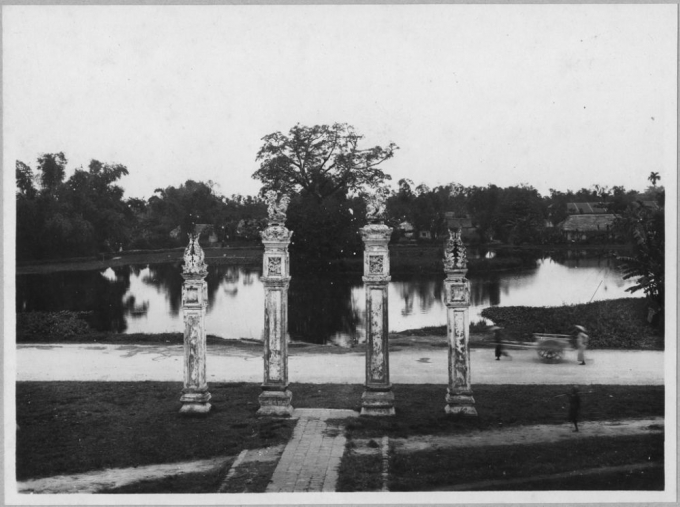 192835944_cototj_tru_bieu_van_mieu_nhin_tu_phia_tron-192835.jpg 4 cột trụ biểu – nhìn từ phía trong. Ảnh: Tư liệu của EFEO.