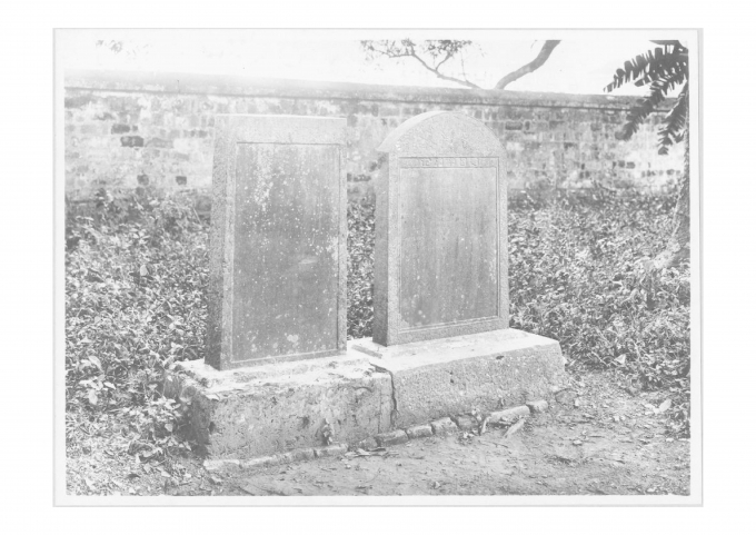 19280377bia_de_danh_bi_dinh_ky_do_le_huu_thanh_soan_anh_tu_lieu_chup_dau_the_ki_20-192803.jpg Bia 'Đề danh bi kí' do cụ Lê Hữu Thanh soạn thời Tự Đức. Ảnh EFEO.