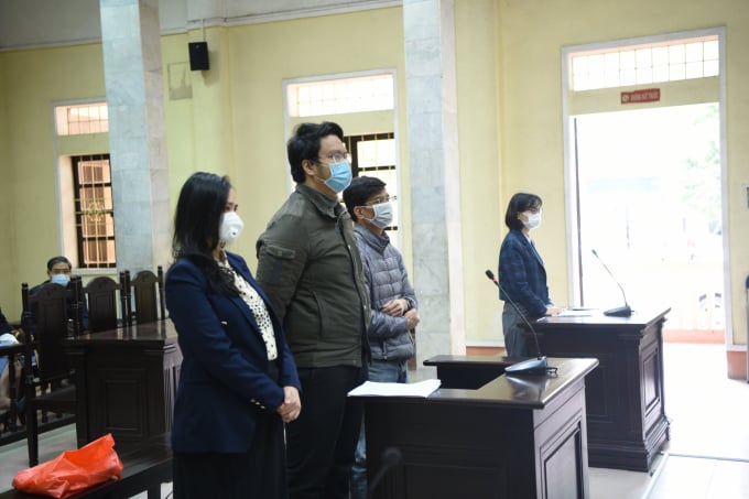 z2928911545862_7ee4f84008c1b0058ba04d7220185dce-0937_20211130_973.jpg Ông Thắng cùng hai người đại diện theo ủy quyền tham dự phiên tòa