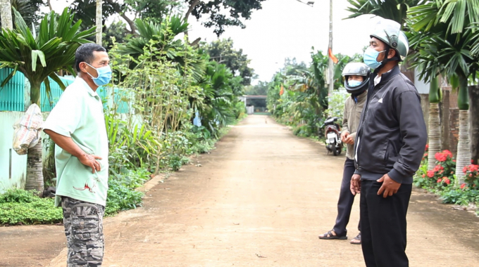 ntm-1457_20211218_804.jpg Lãnh đạo UBND xã Hòa Đông, huyện Krông Păc trao đổi với dân về chương trình nông thôn mới. Ảnh: Quang Yên.