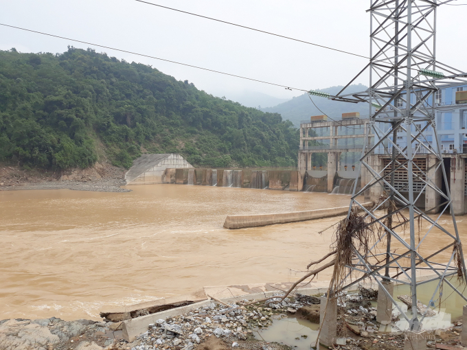 watermark_20181004_084018-1322_20211219_481.jpg Những nhà máy thủy điện trên địa bàn huyện Tương Dương cũng 'góp phần' khiến sự thể thêm nghiêm trọng hơn. Ảnh: Võ Dũng.