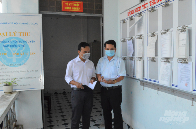 Anh Nguyễn Đăng Khoa (bên trái), Trưởng phòng Thông tin - Tư vấn dịch vụ (Trung tâm Khuyến nông và Dịch vụ nông nghiệp Hậu Giang) trao đổi công việc với cán bộ Tổ Kỹ thuật nông nghiệp xã Vị Tân. Ảnh: Trung Chánh.