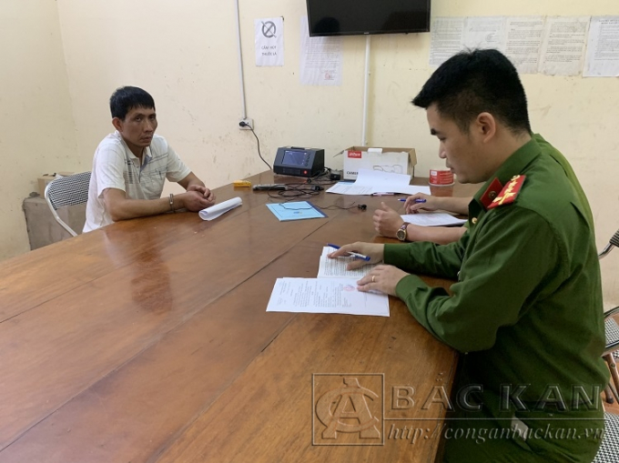 59340b6742ce8990d0df-1030_20211221_807.jpg Đối tượng Phong (áo trắng) làm việc tại cơ quan công an sau khi gây tai nạn chết người, qua kiểm tra dương tính với ma túy, không có bằng lái xe. Ảnh: Công an Bắc Kạn.