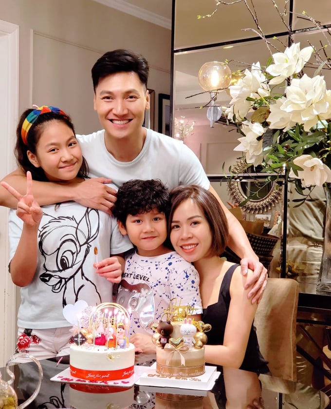 1-gia-dinh-manh-truong-1548_20211227_931.jpg Tổ ấm của diễn viên Mạnh Trường.