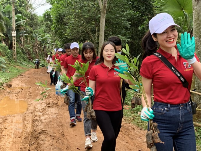 Đoàn Thanh niên Agribank tích cực tham gia Chương trình 1 tỷ cây xanh của Chính phủ. Ảnh: NH.