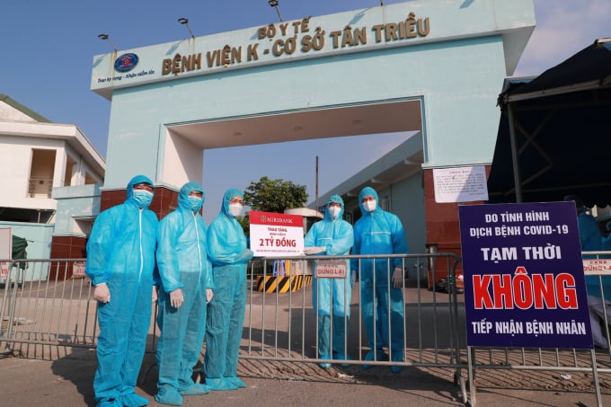 Bà Nguyễn Thị Phượng, Phó Tổng Giám đốc Agribank (thứ ba từ trái sang) ủng hộ Bệnh viện K 2 tỷ đồng để phục vụ phòng, chống dịch bệnh Covid-19. Ảnh: NH.