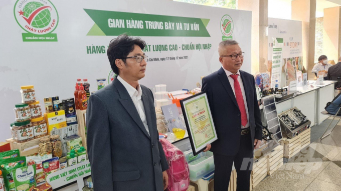 watermark_ong-nguyen-tien-hiep-giam-doc-nha-may-va-ong-nguyen-van-dien-truong-phong-ke-hoach-cong-ty-giay-vinh-thinh-tai-gian-hang-tu-van-tieu-chuan-va-bo-tieu-chi-hvnclc-chn--mekong-connect-2021-anh-bsa-1019_20211230_262.jpg Ông Nguyễn Tiến Hiệp, Gíam đốc Nhà máy và ông Nguyễn Văn Điền, Trưởng phòng Kế hoạch, Công ty Giấy Vĩnh Thịnh tại gian hàng tư vấn tiêu chuẩn và Bộ tiêu chí Hàng Việt Nam Chất lượng cao - Chuẩn hội nhập tại Mekong Connect 2021. Ảnh: BSA.