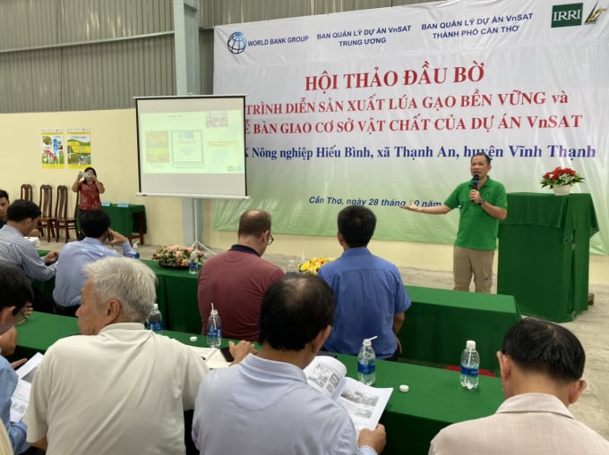 z3067488963630_db5a371aa2d5a2b99c16ae4ef74cb7ba-1820_20211230_639.jpg Nông dân trong vùng Dự án VnSAT được thường xuyên tập huấn, tiếp cận với các quy trình sản xuất lúa tiên tiến. Ảnh: TN.