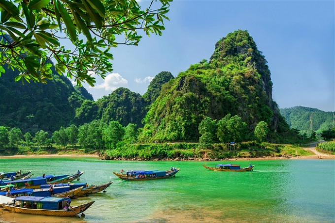 21432193thuong_nguon_sg1-214321.jpg Thượng nguồn sông Gianh ở Tuyên Hóa, Quảng Bình.