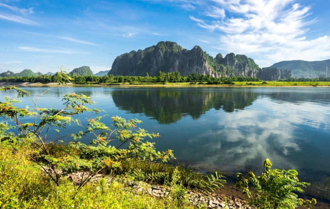 21432378thuong_nguon_sg2-214323.jpg Thượng nguồn sông Gianh ở Tuyên Hóa, Quảng Bình.