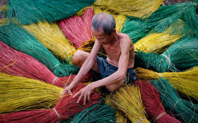 dat-lung-chieu-coi-mo-mang-lang-oi-1135_20220109_720.jpg Chuẩn bị nguyên liệu làm chiếu cói ở làng nghề Nam Sơn. Ảnh: Tư liệu.