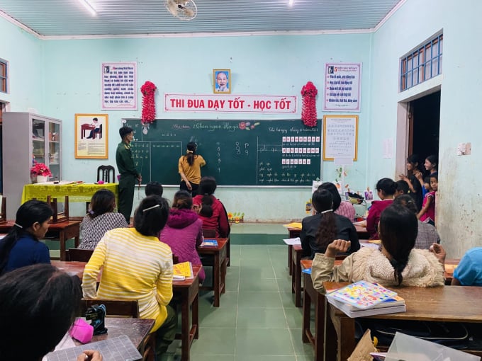 a2-1422_20211229_161.jpg Các học viên mạnh dạn lên bảng thực hiện các bài tập được 'thầy giáo' đề ra. Ảnh: Viết Hà.