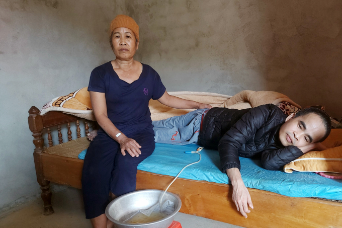 Cán bộ vô cảm đã đẩy mẹ đơn thân, con bại liệt ra khỏi danh sách hộ nghèo. Ảnh: VD.