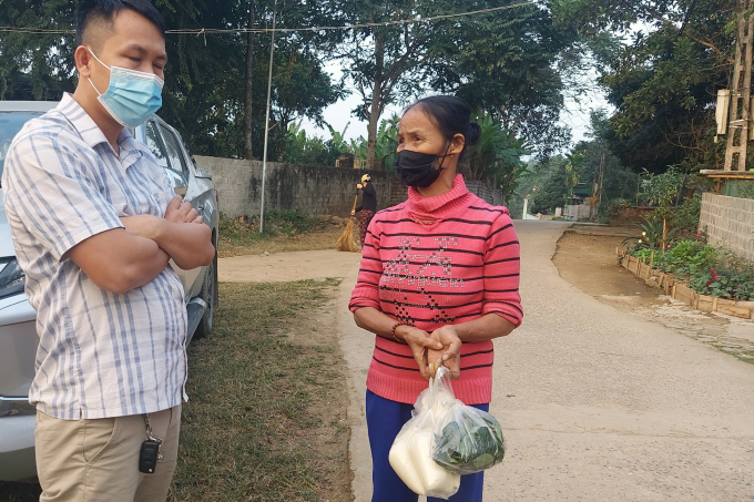 Bà Nguyễn Thị Tùng trao đổi về việc ông Trịnh Văn Hùng, Bí thư Chi bộ kiêm trưởng thôn Xuân Khánh chậm đưa tiền quyên góp hỗ trợ mẹ con bà đi viện. Ảnh: VD.