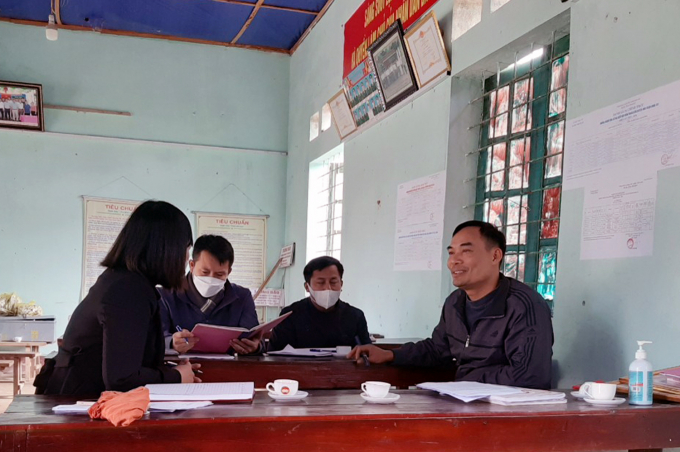 Ông Trịnh Văn Hùng, Bí thư Chi bộ kiêm trưởng thôn Xuân Khánh (ngoài cùng bên phải) lý giải về nhiều khoản thu vô lý có tính áp đặt, thiếu tính dân chủ. Ảnh: VD.
