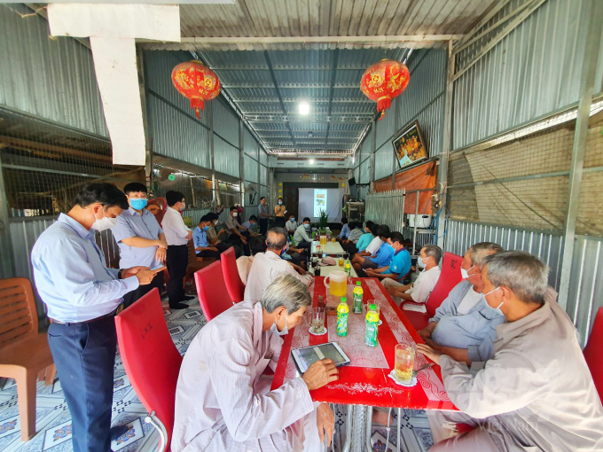 thi-diem-trien-khai-phan-mem-nhan-dien-sinh-vat-gay-hai-tren-lua-1624_20220112_59.jpg Nông dân sản xuất lúa ở An Giang đã bắt đầu làm quen với ứng dụng (Apps) nhận diện sinh vật gây hại trên điện thoại hay Ipad. Ảnh: Lê Hoàng Vũ.