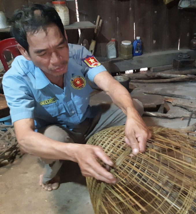ong-lang-van-tum-dan-dung-cu-bat-ca-1651_20220111_191.jpg Ông Lang Văn Từm đan dụng cụ bắt cá. Ảnh: Đăng Lâm.