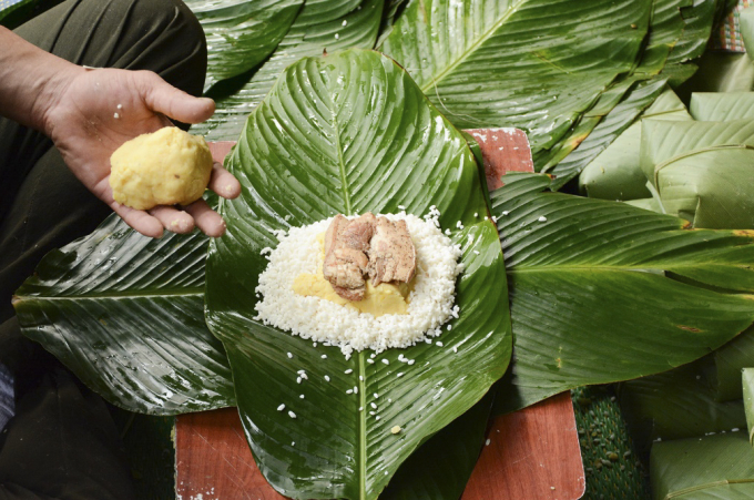 Nguyên liệu gói bánh được lựa chọn kỹ lưỡng. Ảnh: Mạnh Thuần.