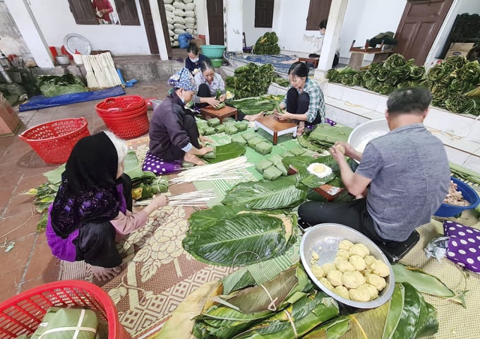 Các cơ sở làm bánh chưng Tết ở Cát Trù nhộn nhịp những ngày giáp Tết. Ảnh: Mạnh Thuần.
