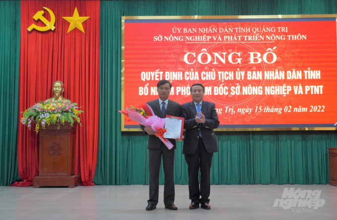 watermark_z3184125377369_083dc172035f267a83bb6657f094052a-1611_20220215_977.jpg Lãnh đạo tỉnh Quảng Trị tặng hoa chúc mừng tân Phó Giám đốc Sở NN-PTNT Quảng Trị Nguyễn Hữu Vinh. Ảnh: CĐ.
