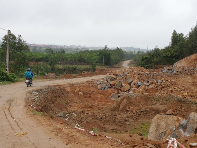 z3181417371031_3f09f5bef98dbdde255674bc7e8689e1-1536_20220214_313.jpg Dốc cao, hố sâu nhưng không hề có biển cảnh báo nguy hiểm. Ảnh: Thanh Nga.