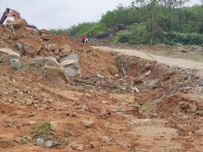 z3181419262056_ad9f864342ca963906db3d5c8b3adff3-1536_20220214_803.jpg Đoạn đường dốc Eo Kẻ Nhoát lồi lõm ổ trâu, ổ gà, đất đá lổm chổm gây nguy hiểm cho người tham gia giao thông. Ảnh: Thanh Nga.