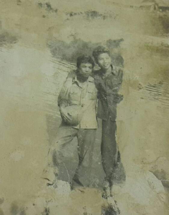 bai-viet-chuyen-tau-dem-nam-ay-1014_20220217_421.jpg Tác giả (bên trái) chụp ảnh kỷ niệm cùng ca sĩ Trần Tựa ngày ra quân, chụp dưới lòng một con suối ở vùng núi phía Bắc. Ảnh: TL.