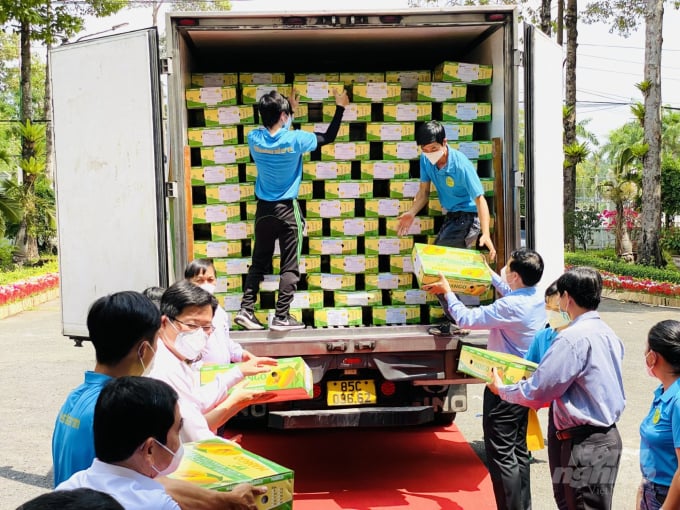 Nghi thức đưa lô xoài đầu tiên năm 2022 của Đồng Tháp lên xe đi xuất khẩu sang châu Âu. Ảnh: Lê Hoàng Vũ.
