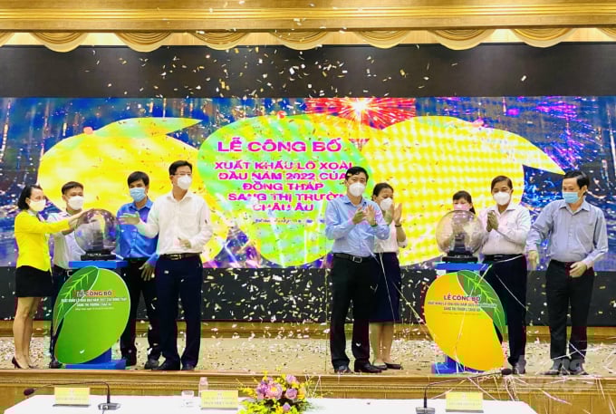 Lãnh  đạo UBND tỉnh Đồng Tháp và Cục Xúc tiến Thương mại (Bộ Công Thương) thực hiện nghi thức công bố xuất khẩu lô xoài đầu năm 2022 của Đồng Tháp sang thị trường châu Âu. Ảnh: Lê Hoàng Vũ.