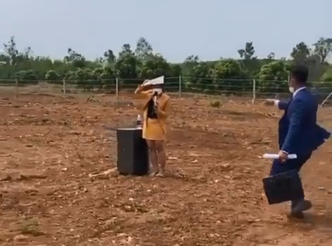 1645509203-bat-nhao-chot-coc2_fuxc-width472height350-173532_343.jpg Nữ MC ở giữa bãi đất trống, liên tục réo tên các lô đất đã có khách chốt cọc. Ảnh cắt từ clip.