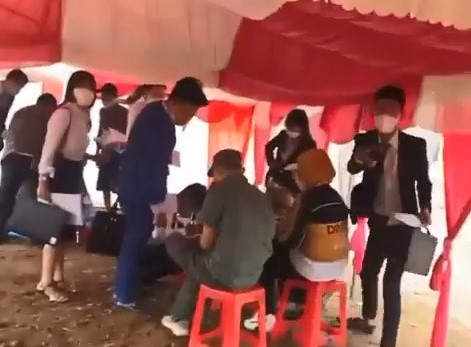 1645509203-bat-nhao-chot-coc3_krkd-width471height347-173652_395.jpg Sự kiện có hàng trăm người tham gia. Ảnh cắt từ clip.