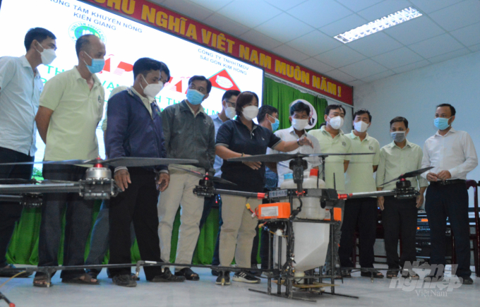 Lớp tuấn huấn điều khuyển máy bay không người lái cho cán bộ khuyến nông và nông dân do Trung tâm Khuyến nông Kiên Giang phối hợp với doanh nghiệp triển khai thực hiện. Ảnh: Trung Chánh.