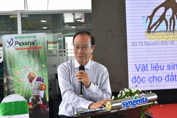 GS.TS Nguyễn Bảo Vệ chia sẻ các kỹ thuật để có khởi đầu hoàn hảo cho vụ mùa mới. Ảnh: Minh Đảm.