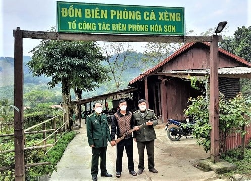 11202742tram_kiem_lam_hoa_son_phoi_hop_voi_to_cong_tac_bien_phong_xa_hoa_son_tiep_nhan_khau_sung_tu_che_do_ong_cao_quan_tu_nguyen_giao_no-112027.jpg Người dân tự nguyện giao nộp vũ khí tự chế cho lực lượng chức năng. Ảnh: Trọng Hiểu.