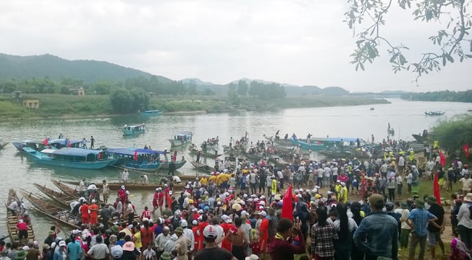 The 'Phong Nha carp festival' has attracted thousands of foreign and domestic tourists to enjoy it. Photo: Tam Phung.