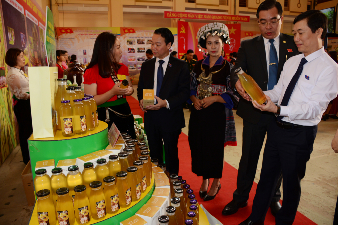 Khách hàng thăm gian hàng mật ong của HTX Xây dựng và Dịch vụ nông nghiệp tổng hợp Mù Cang Chải. Ảnh: Thái Sinh.