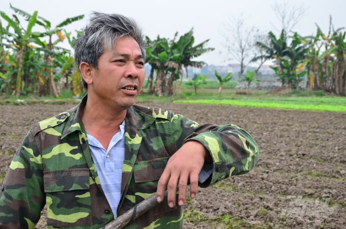 Anh Nguyễn Văn Hùng: 'Thú thật, thuốc Tàu cách đây 3 năm tôi cũng có dùng 2-3 lần. Khi phun xong về cảm thấy rất mệt, nhức đầu, chóng mặt, cơm không buồn ăn'. Ảnh: Dương Đình Tường.