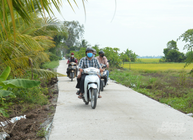 Nhờ được đầu tư đường bê tông từ Dự án VnSAT tại ấp Sóc Cung, nông dân đã thuận tiện hơn cho lưu thông, vận chuyển hàng hóa, vật tư, lúa gạo... Ảnh: Trọng Linh.