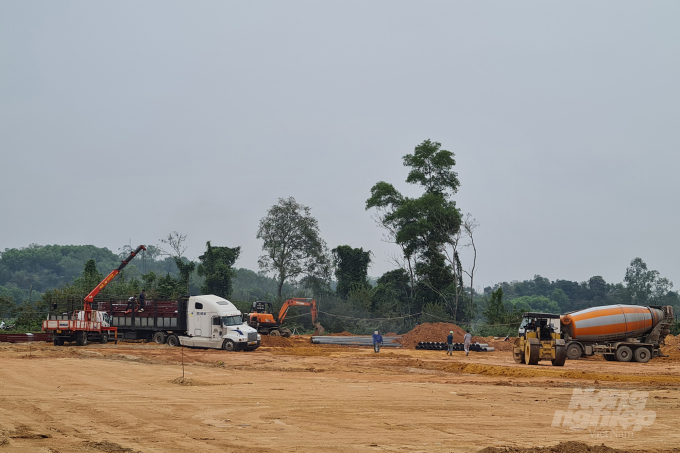 Nhà máy may Matsuoka Thanh Chương chưa hoàn thiện các thủ tục bắt buộc nhưng chủ đầu tư lẫn đơn vị thi công vẫn ngang nhiên triển khai rầm rộ. Ảnh: Việt Khánh.